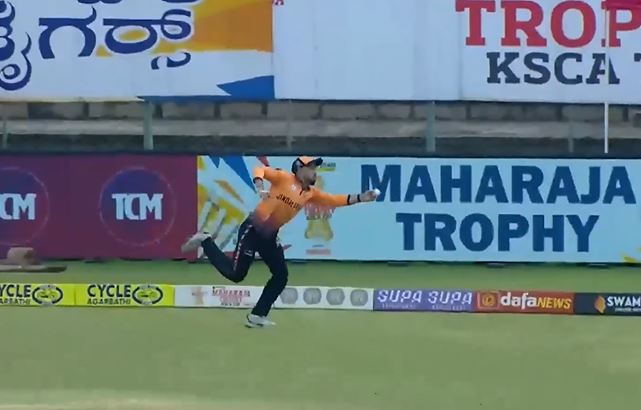 One-Handed Wonder! Manohar stunned with a staggering grab