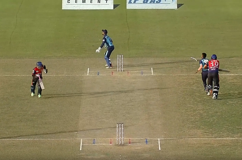Run-Out Row! Unintentional obstruction sends Waseem packing