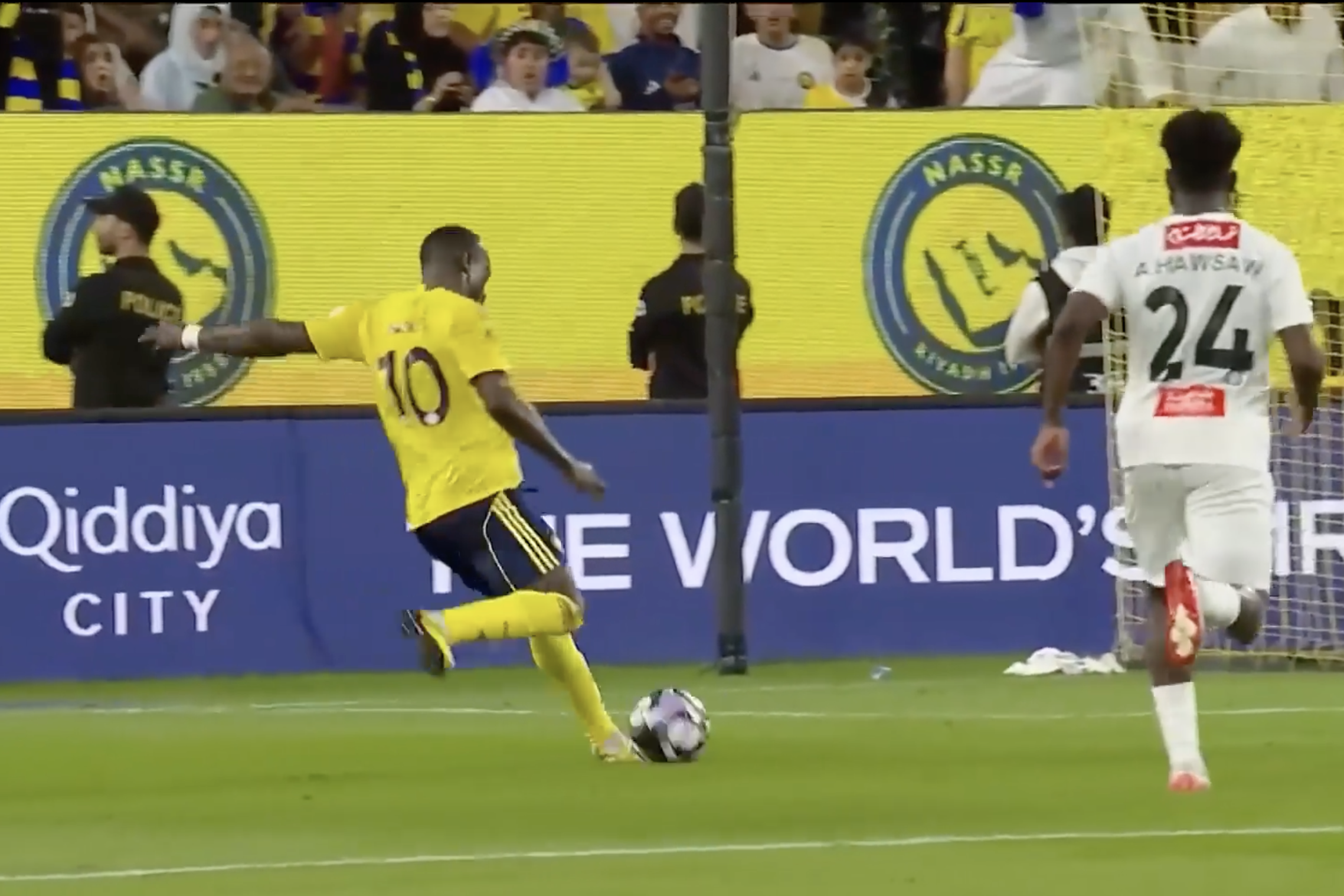 SPECTACULAR! Sadio Mane curls one into the top corner 