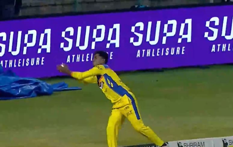 EPIC! Fielder takes a stunning grab under no-ball suspicion