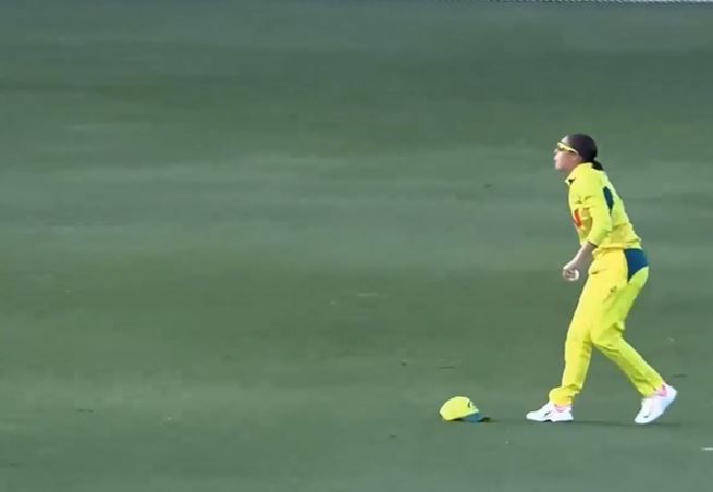 Outstanding! Ella Hayward's one-handed grab shocked Yadav