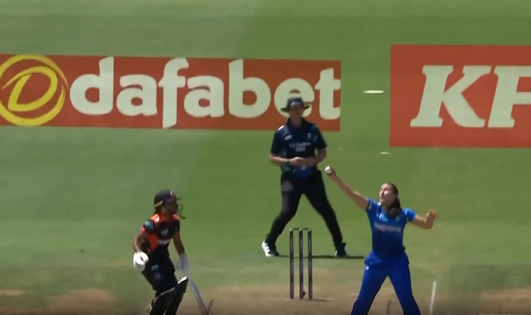 Pure Instinct! Louisa Kotkamp pulls off a jaw-dropper