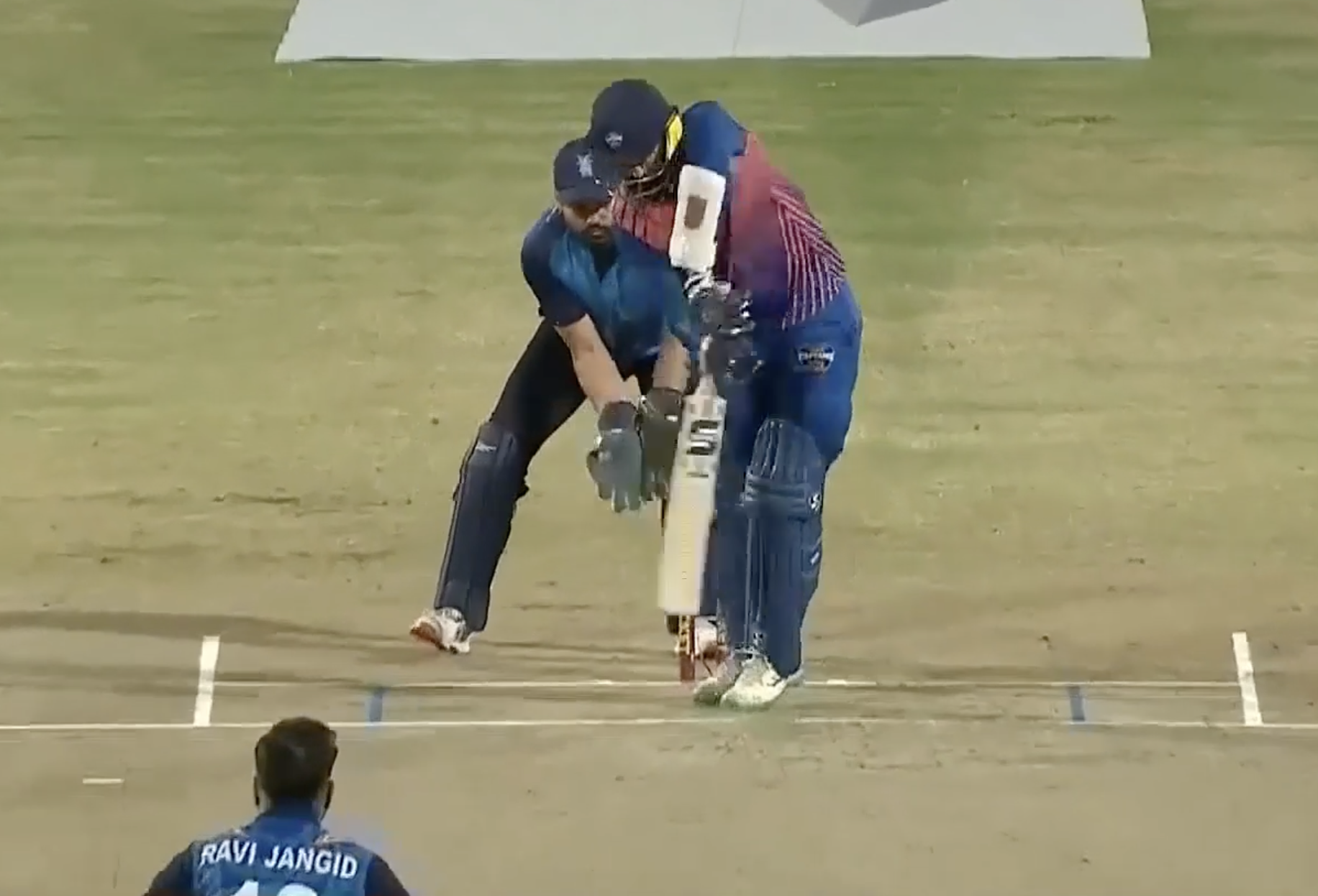 BAMBOOZLED! Ravi Jangid traps Hashim Amla in front of the stumps