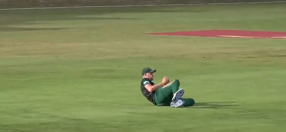 Fielding Masterclass! Watch two great grabs taken in one over