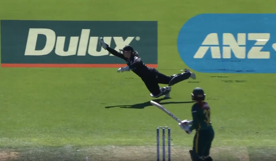 ELECTRIC REFLEXES! Isabella Gaze pulls off a blinder