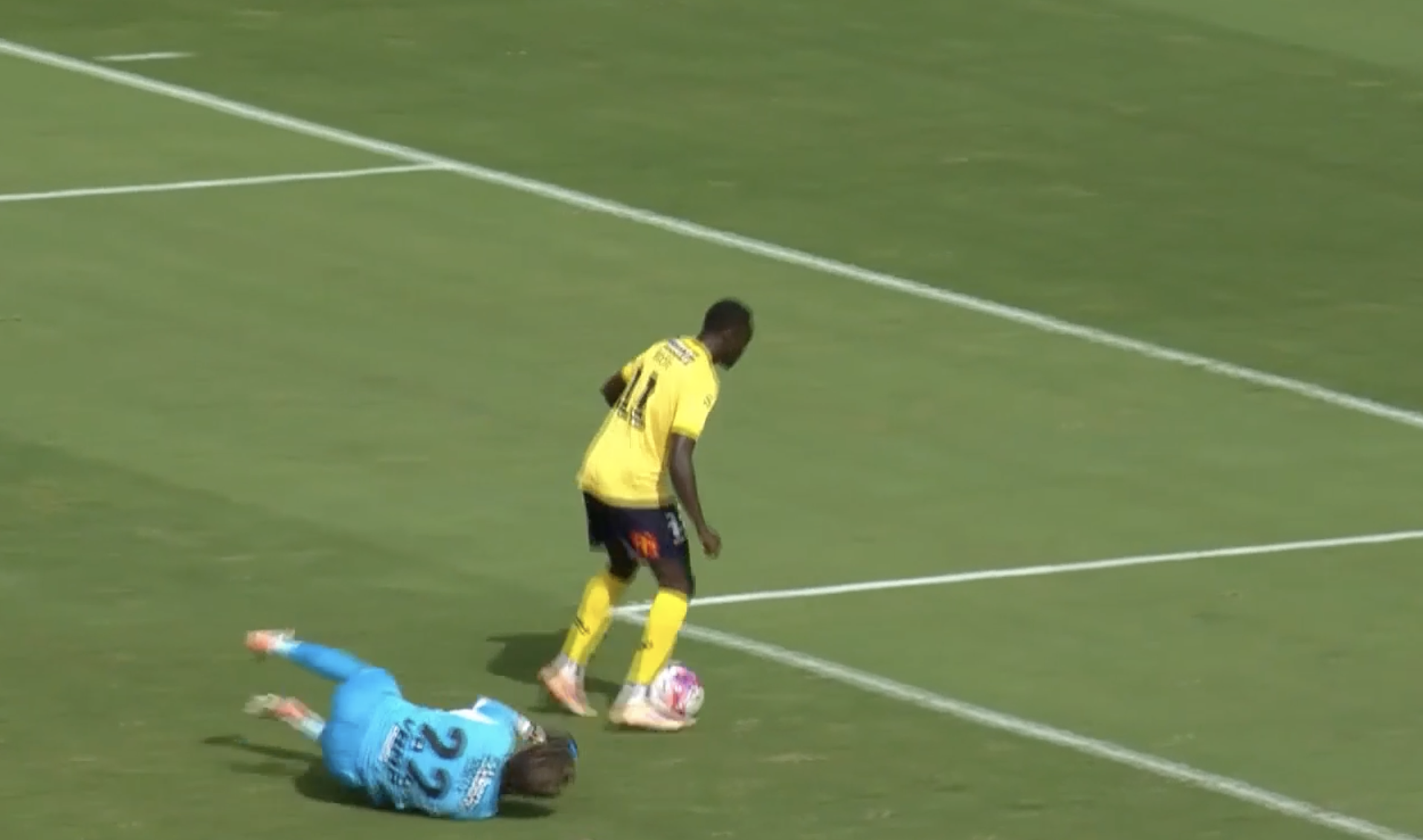 Joshua Smits' Costly Error! James Sabit fires the Mariners ahead