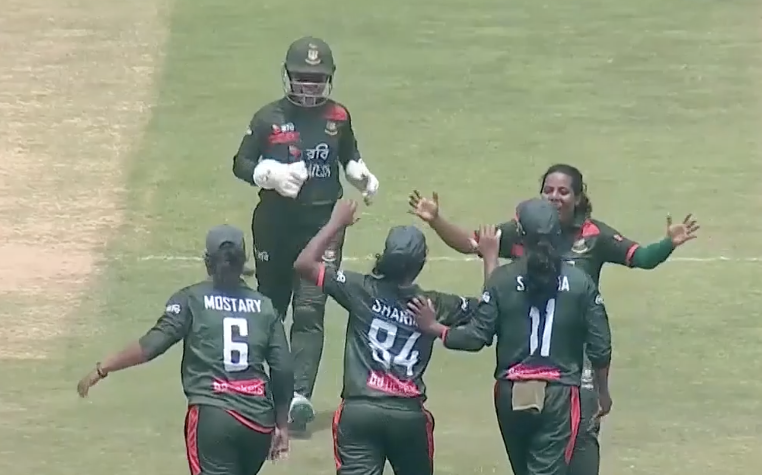 SCREAMER! Sarmin plucks a stunner to dismiss Kavisha 