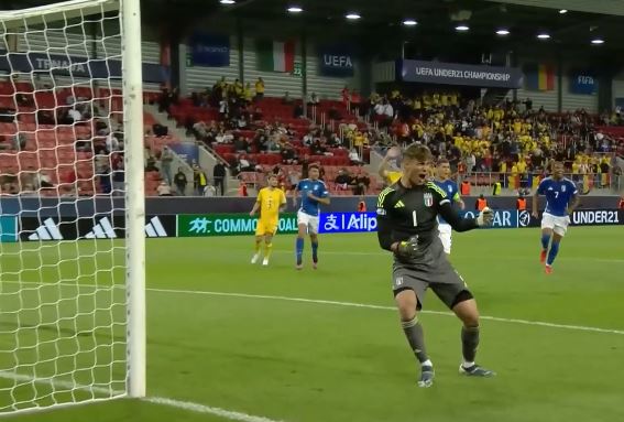 GLORIOUS SAVE! Sebastiano Desplanches saved Italy's lead