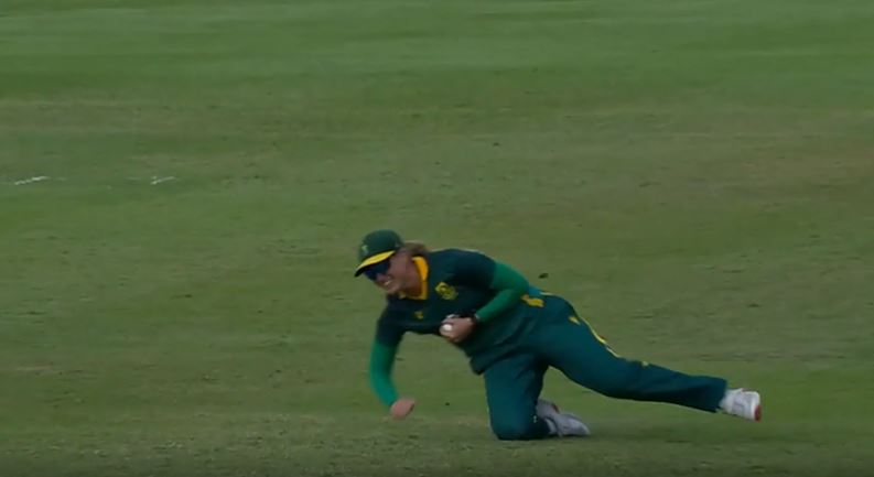 BLINDER! Annerie Dercksen took a sharp catch out of thin air