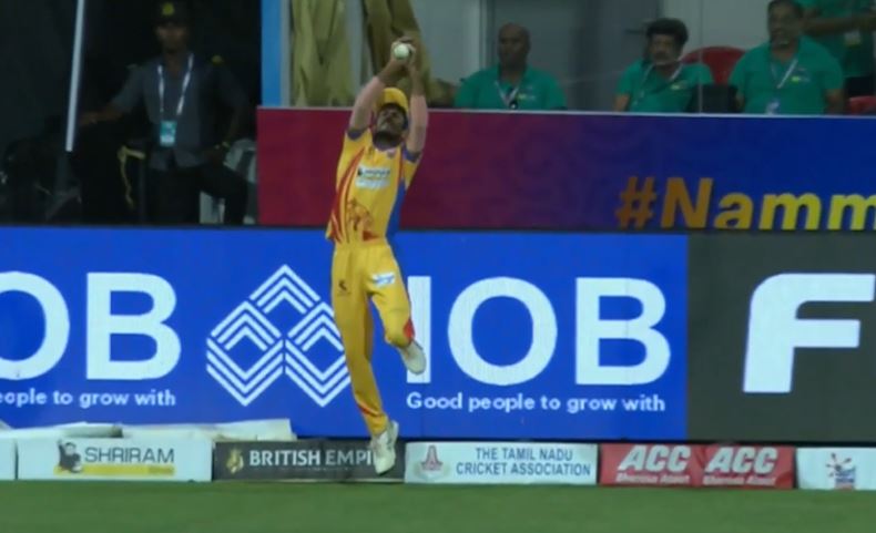 Vimal Khumar's acrobatic catch sent the crowd into a frenzy