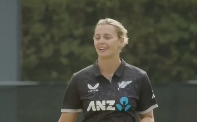 Molly Penfold's 3 for 17 | 2nd ODI