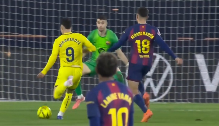 Reflex Masterclass! Joan Garcia pulls off a huge double save