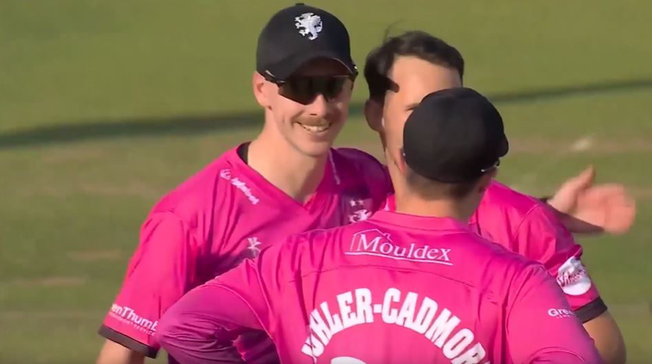 Somerset beat Essex by 4 wickets