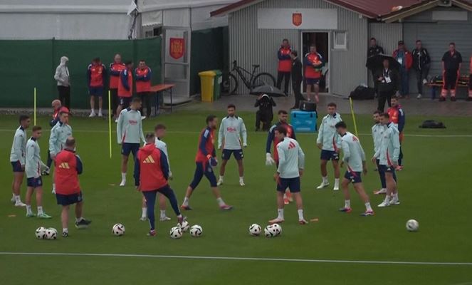 Spain train lightly the day after clinching last-16 place