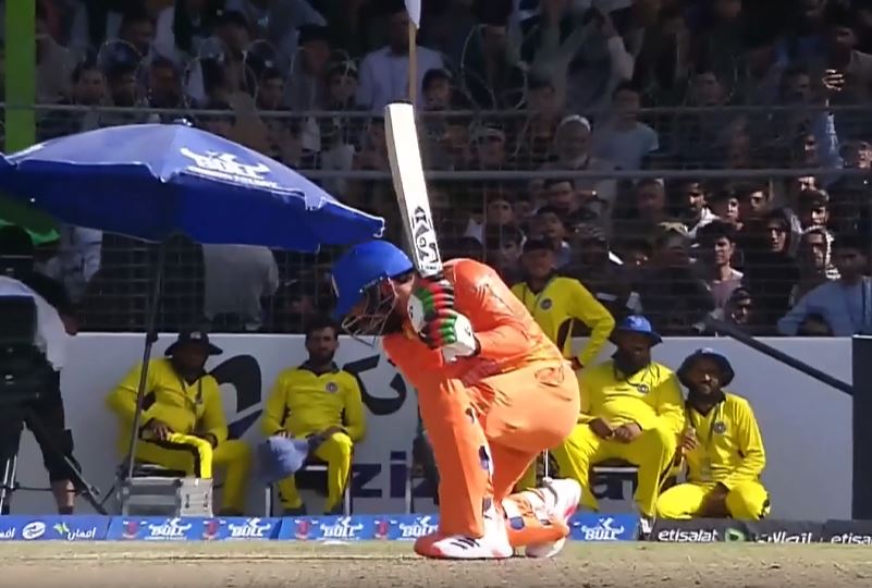 STUNNING SWEEP! Rashid sat and launched it for six!