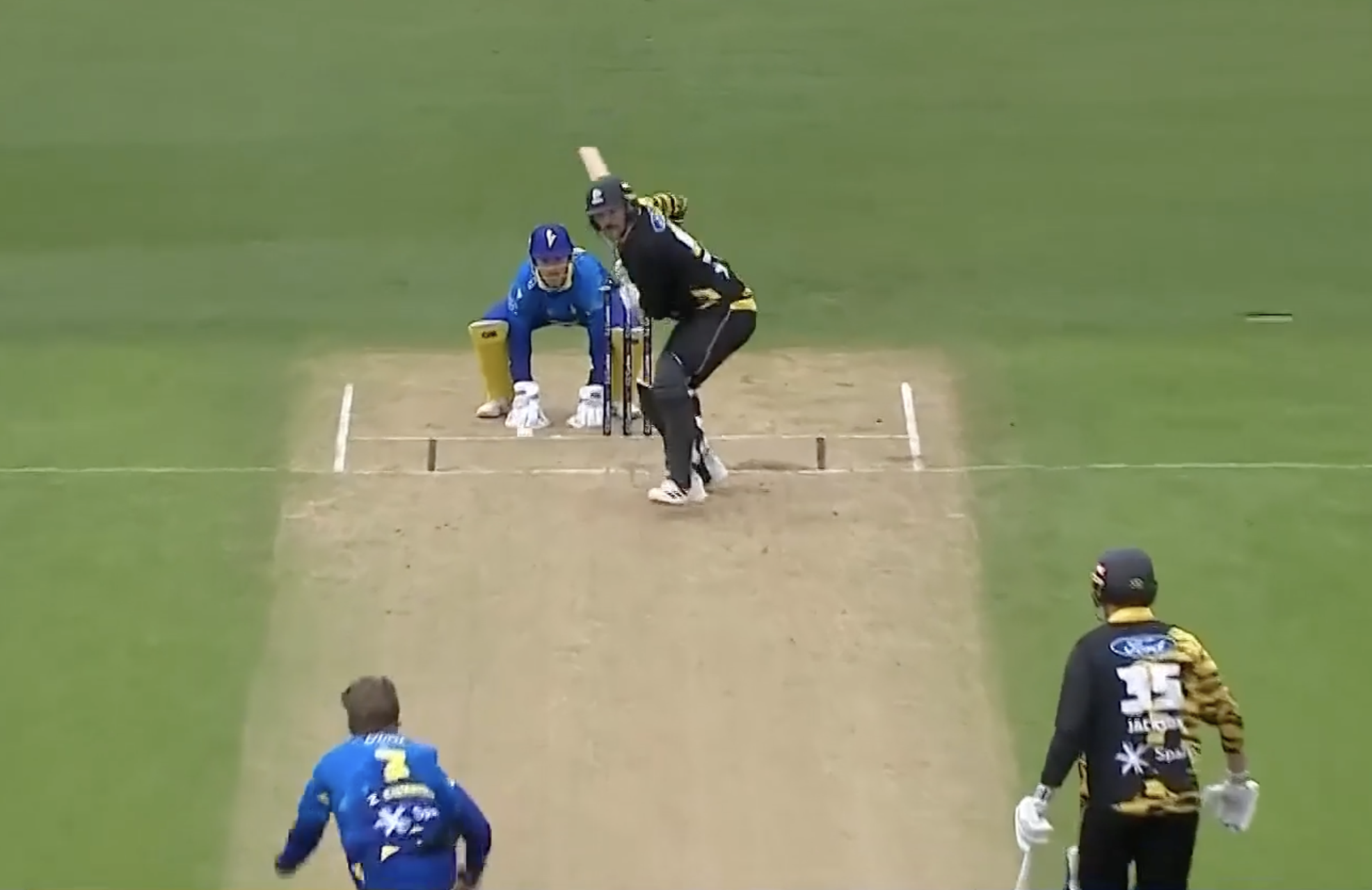 CLOBBERED! Tashkoff slams Cumming for back-to-back sixes