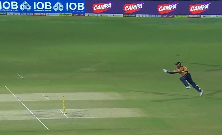 SUPERB! Rithik Easwaran’s one-handed strike nailed the batter