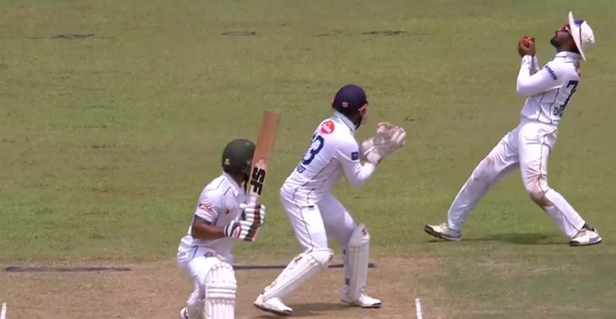 Double Nick Madness! Slips fielder grabbed the unthinkable