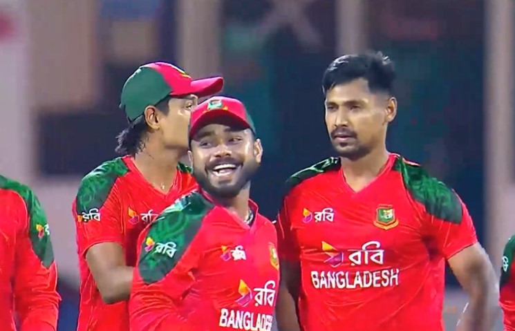 HILARIOUS! Darwish Rasooli fell to a bizarre run-out