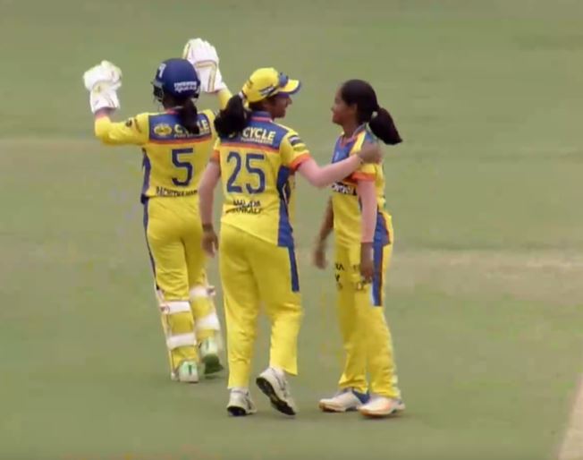 Deeksha Honushree's 3 for 17 | Match 9