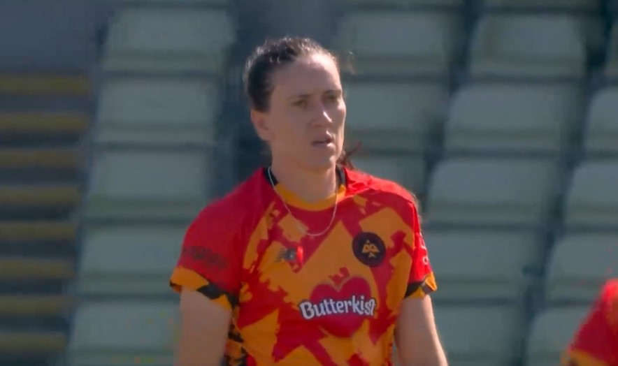 Em Arlott's 3 for 25 | Match 18