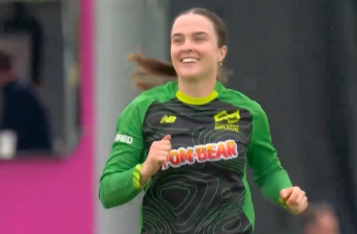 Mady Villiers's 3 for 17 | Match 19