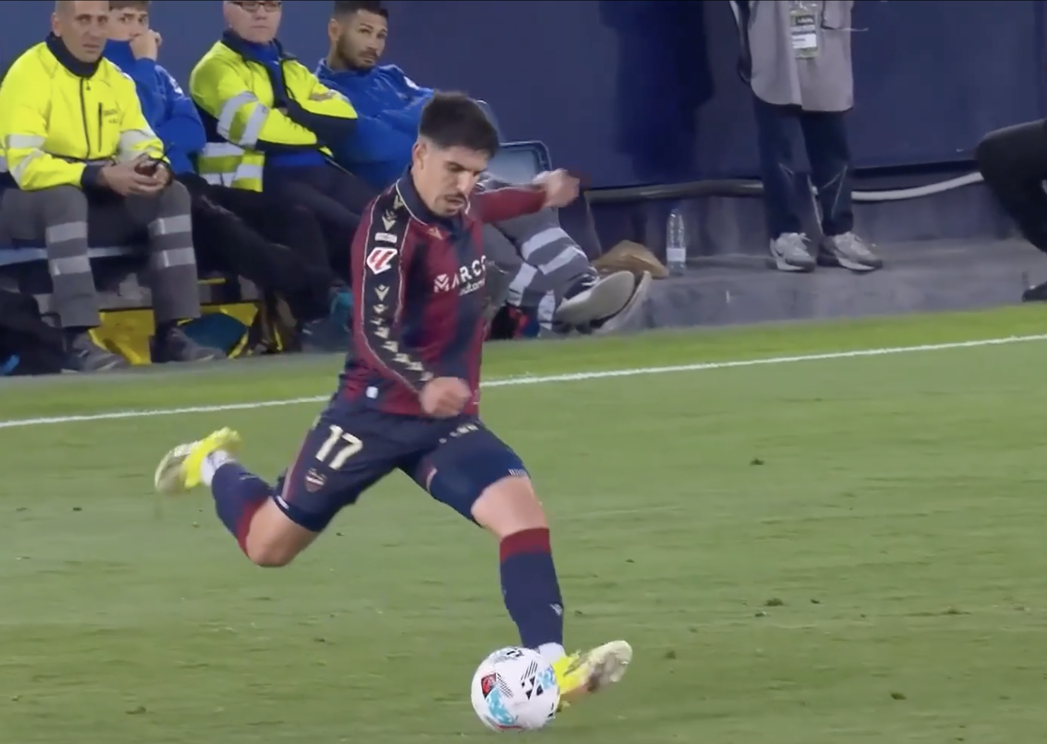 GOLAZO! Víctor Garcia's sensational strike stuns the keeper