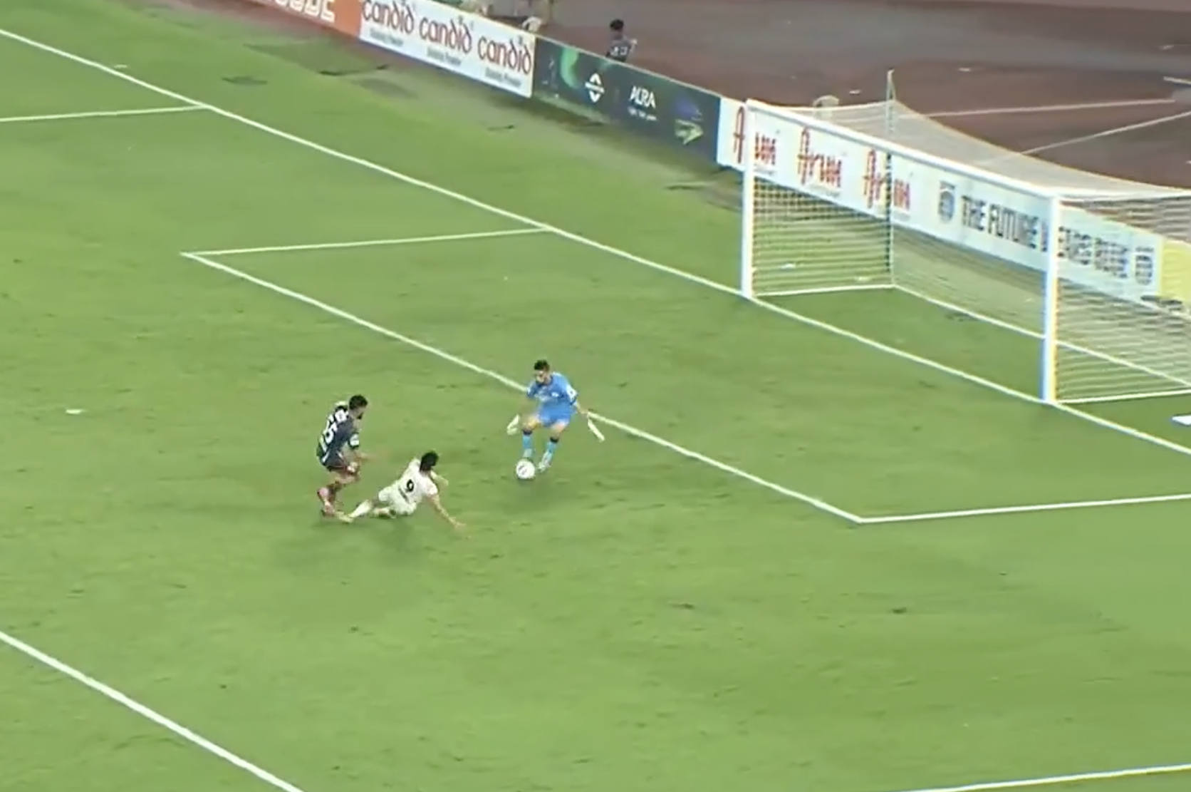 BRILLIANT! Vishal Kaith with a clutch save in stoppage time