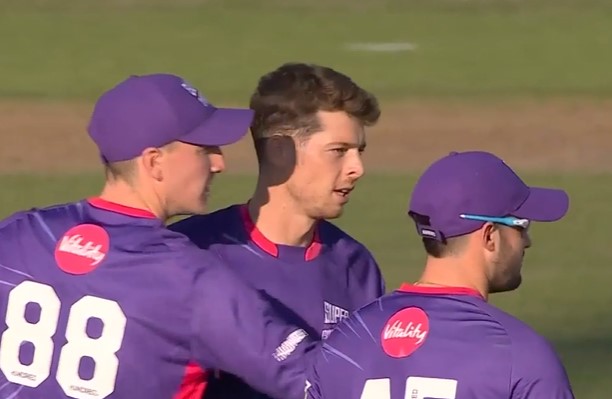 Manchester Originals vs Northern Superchargers: Mitchell Santner's 3 for 24