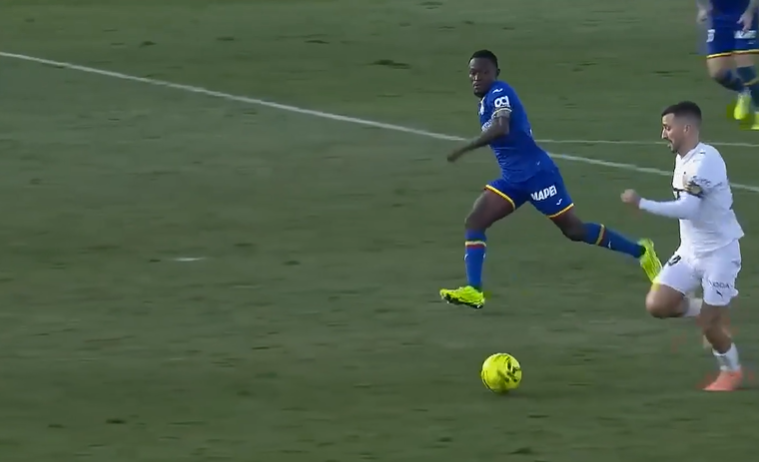 PERFECT CHIP! Jose Gaya guides Valencia home