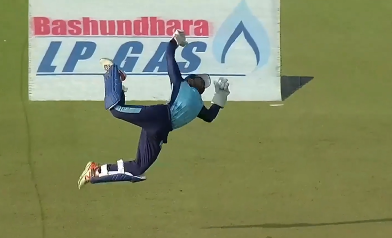 WOWZA! Mahidul Islam Ankon’s flying one-handed grab