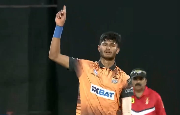 Shivamogga Lions vs Hubli Tigers: Manvanth Kumar's 3 for 13
