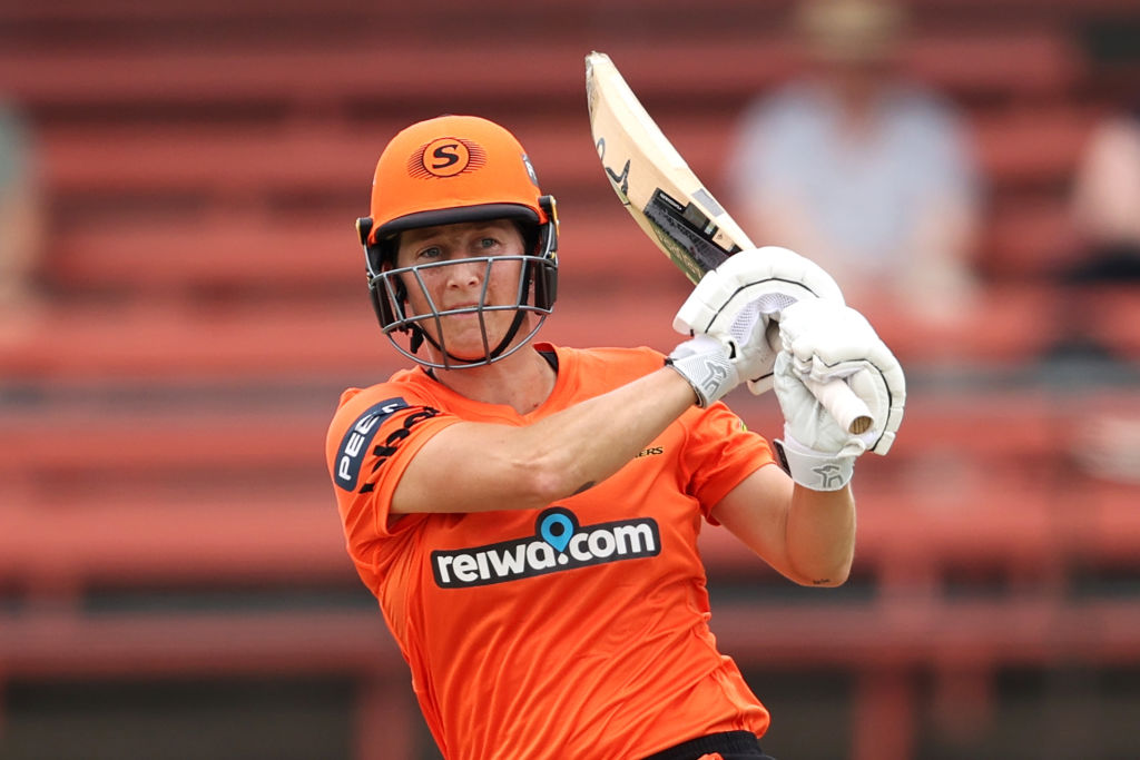Super over thriller! Devine hits 2 sixes to seal it for Perth
