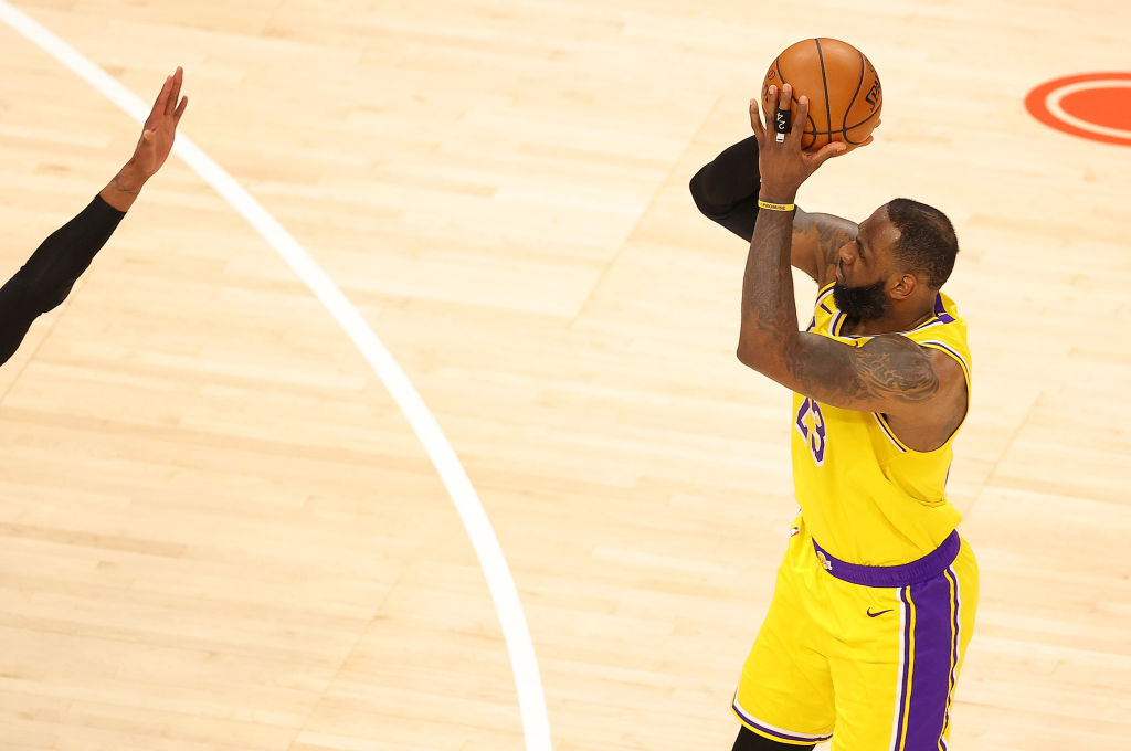 LeBron, short-handed Lakers beat up on Warriors 128-97