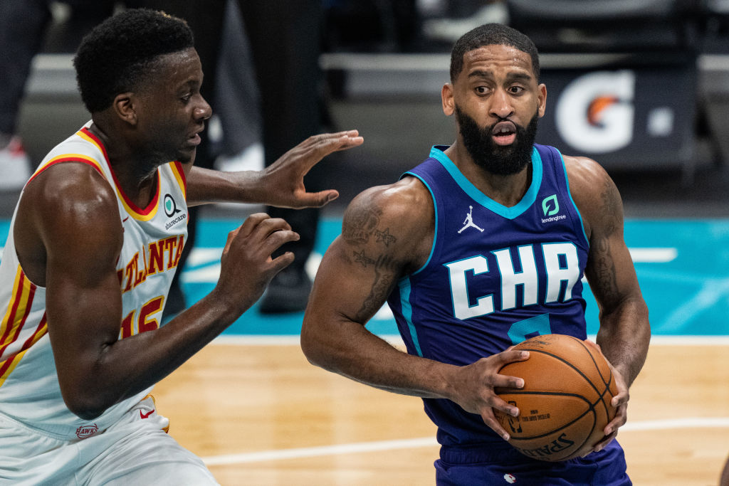 Hawks keep flying, beat Hornets 105-101
