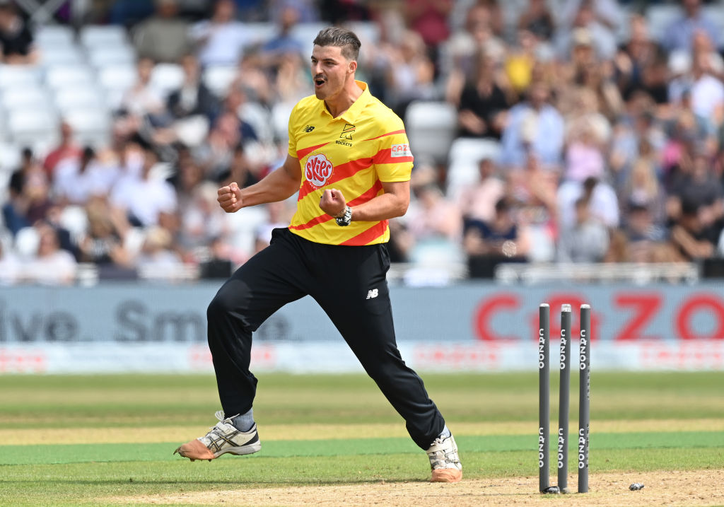 20 balls, 5 wickets! de Lange fires in some rockets