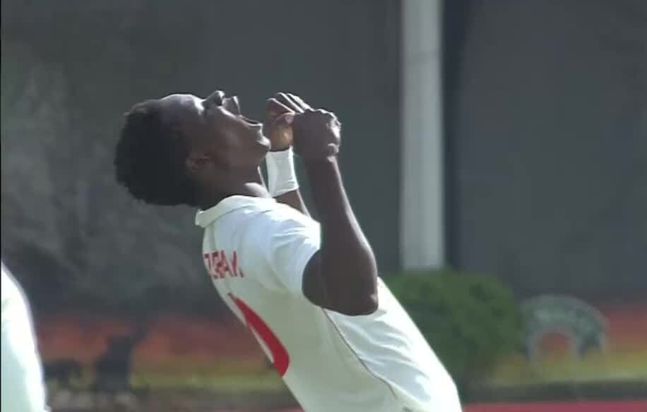 What a start! Wicket-maiden over for Muzarabani