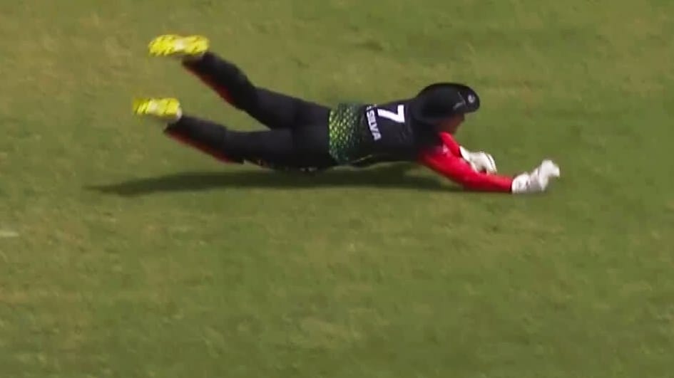 STUNNER! Excellent diving take by Da Silva