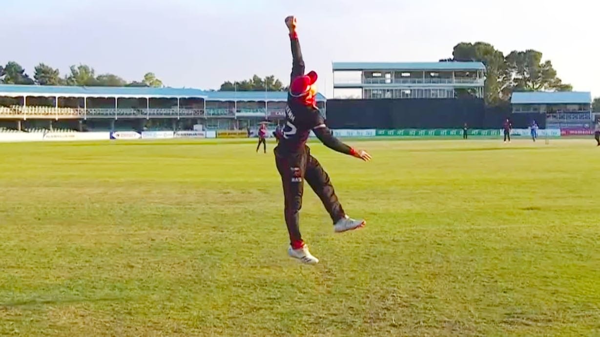 WOW! Kemm takes a stunning one-handed catch