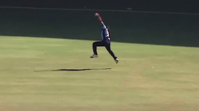 Ravi takes a stunning catch to dismiss Wankhede