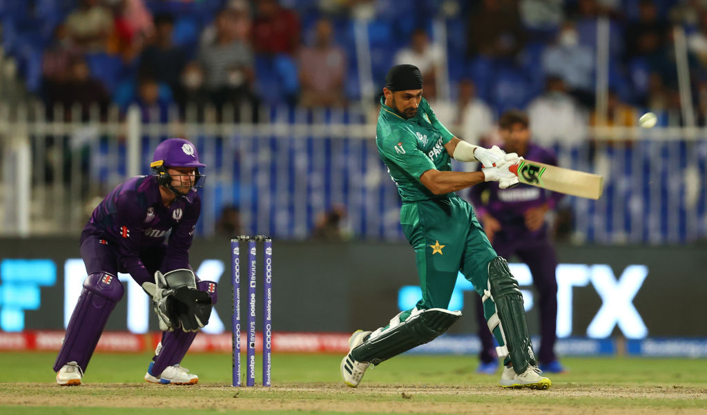 Malik sizzles in Pakistan's massive win