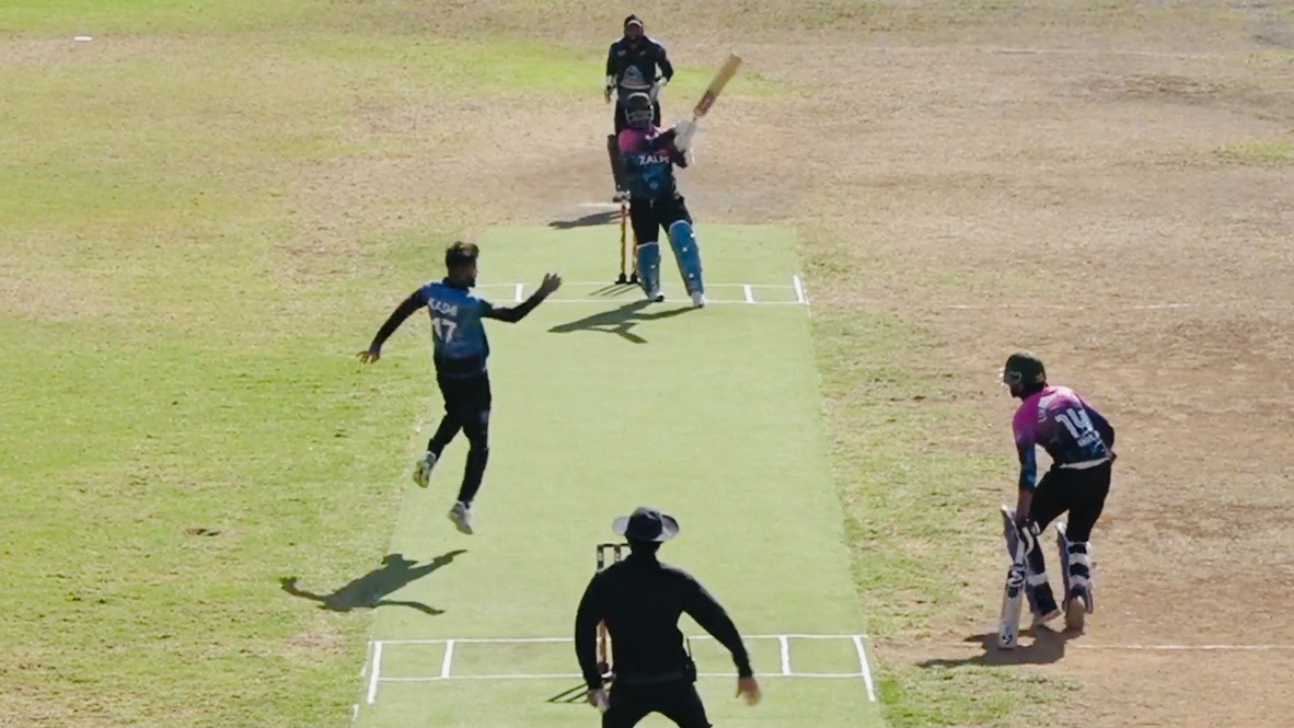 AIRBORNE! Incredible return catch by Waqas