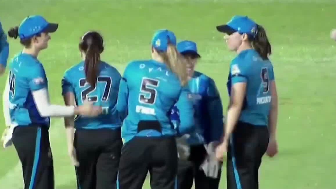 Strikers hold their nerve to see off Thunder