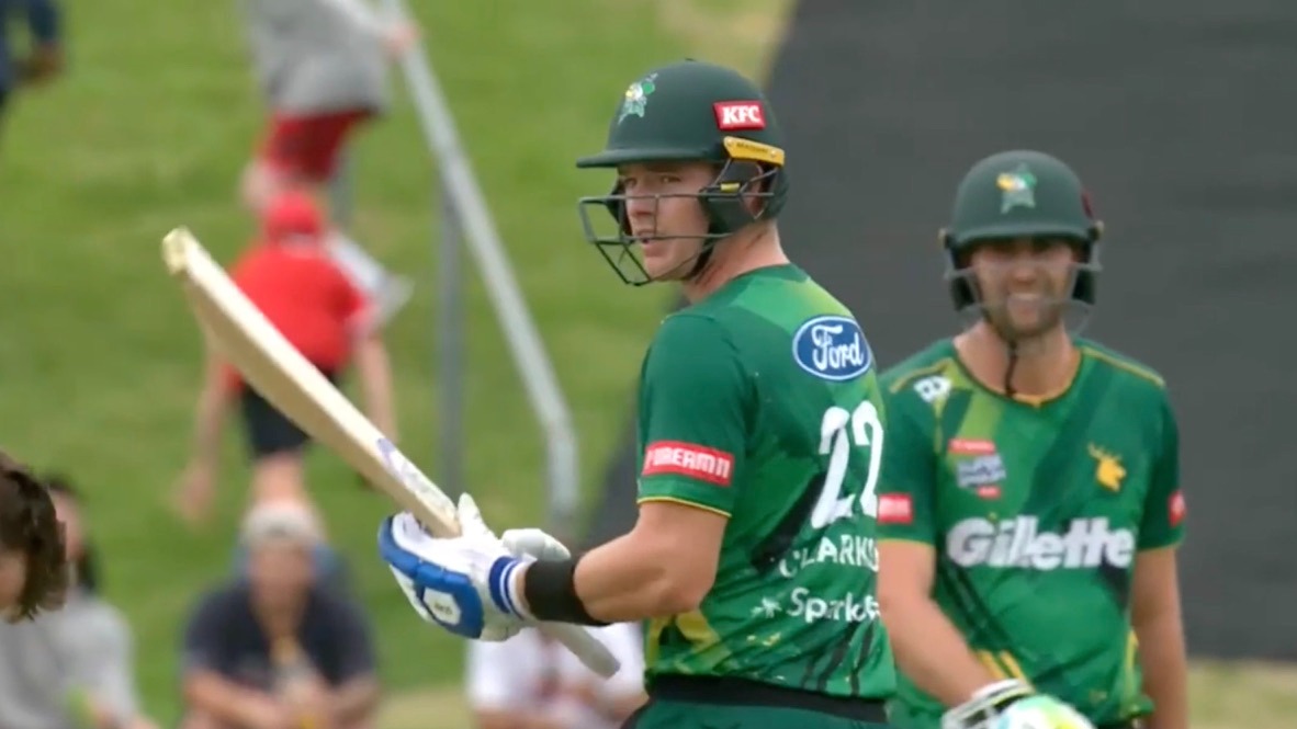 71* with 6 SIXES! Clarkson exhibits firepower