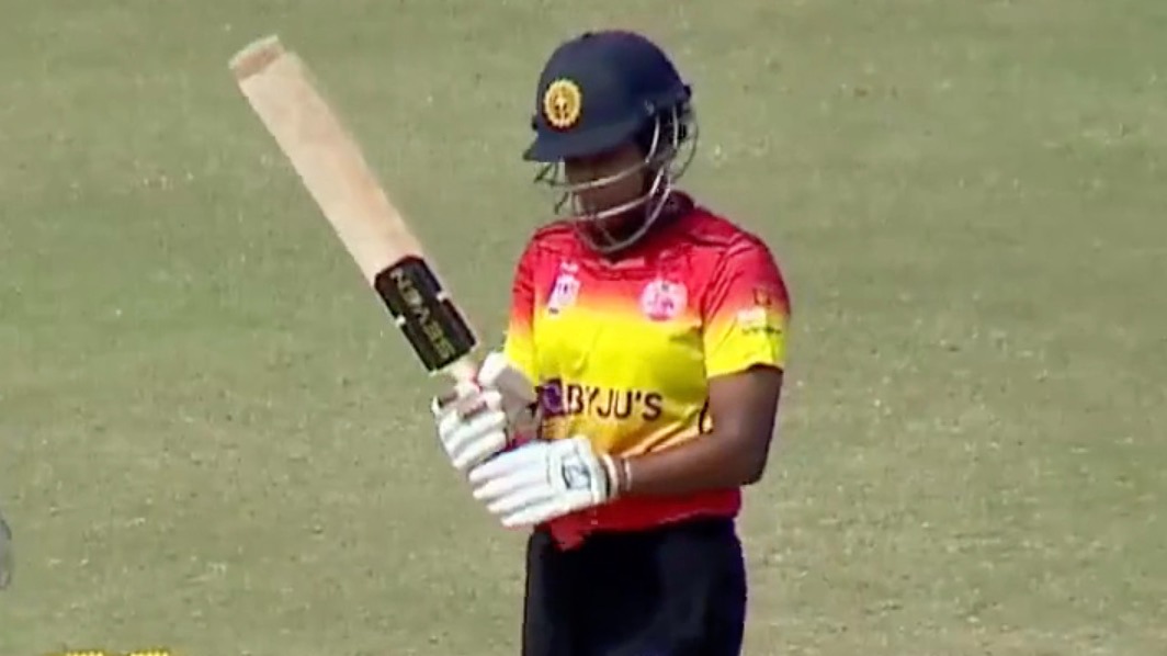 6 4 4 6 4 6! Akshaya goes berserk