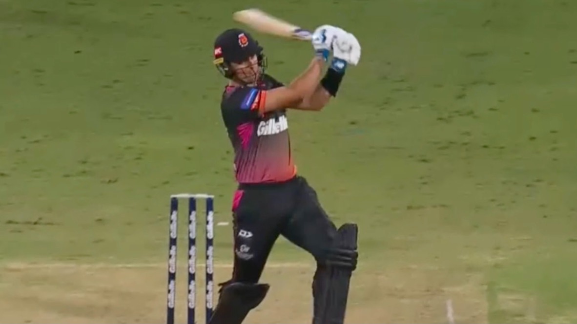 Last-ball SIX! Boult goes big