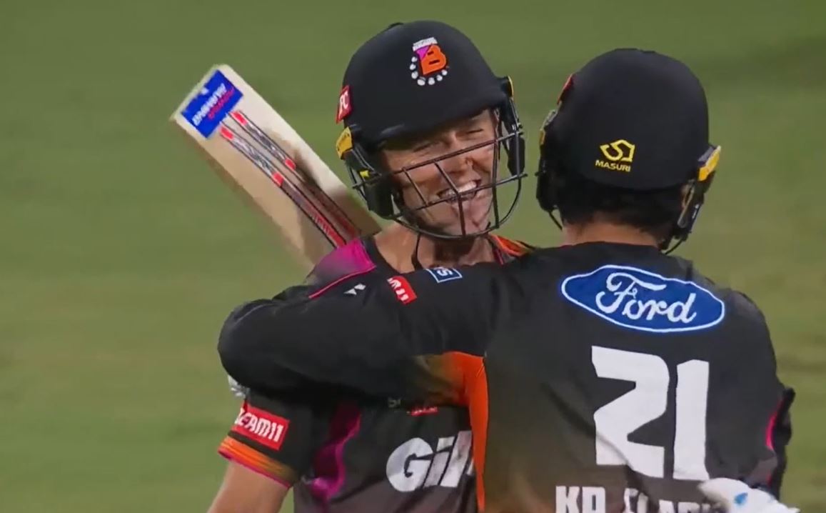 Boult helps Brave seal last-ball thriller