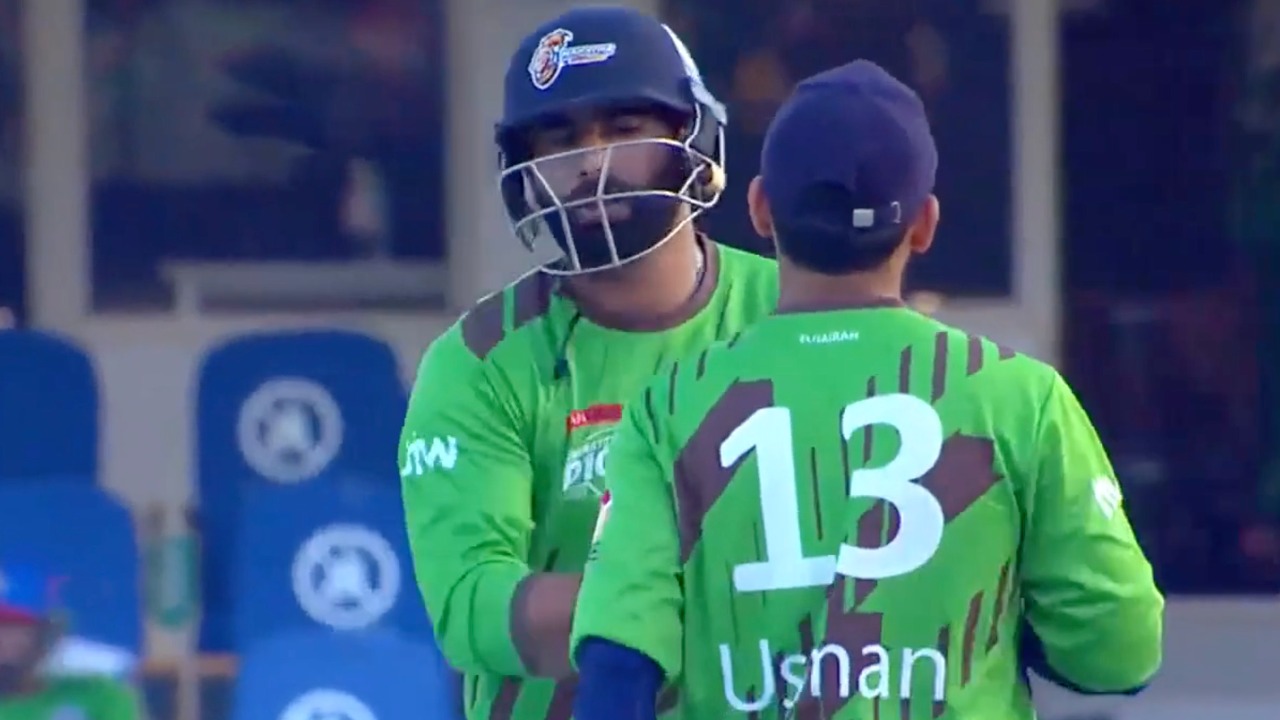 4 6 1 6 6 6! Usman & Waseem take Laxman for a ride