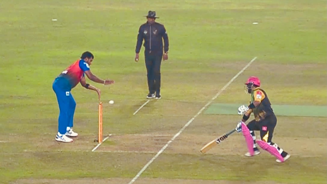 Hilarious! Shahzad with a lazy run-out