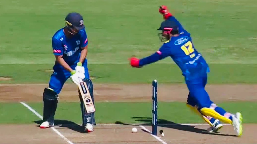 5 WKTS in 8 BALLS! Aces' mini-collapse